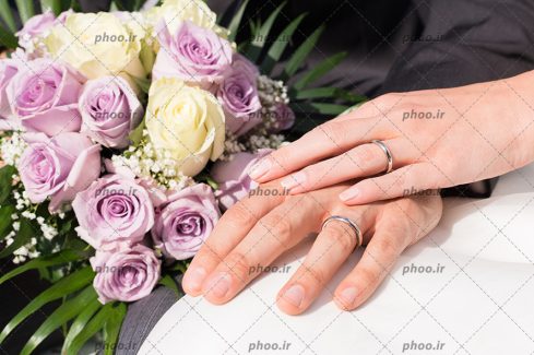 عکس با کیفیت دست های عروس و داماد با حلقه ازدواج