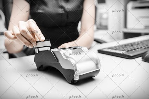 عکس با کیفیت خانم در حال پرداخت با دستگاه پوز