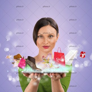 عکس با کیفیت خانم زیبا با تبلت روی دست و کفش و کلاه و کیسه خرید روی آن