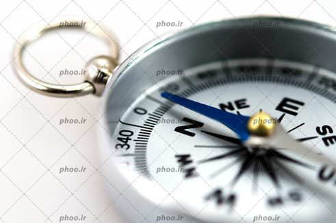 عکس قطب نما با قاب نقره ای در پس زمینه سفید