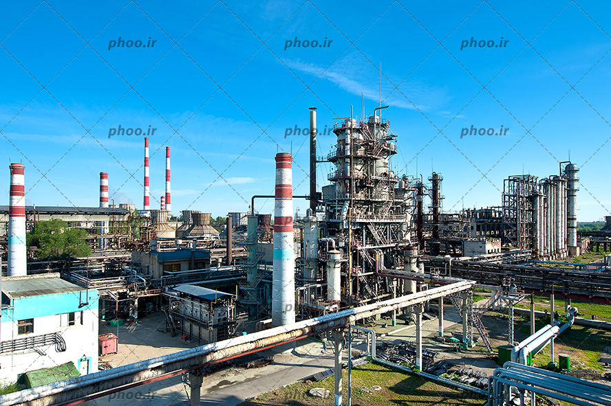 عکس کارخانه پالایشگاه نفت در مقابل آسمان آبی