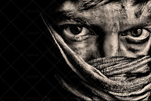 عکس با کیفیت پسر جوان عصبانی که با شال صورتش را پوشانده است