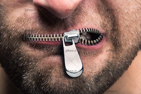 عکس با کیفیت مرد با دهان زیپ شده از نمای نزدیک