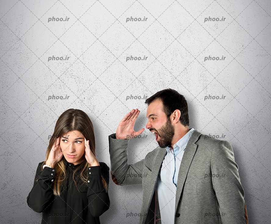 عکس با کیفیت مرد عصبانی در حال دعوا با خانم