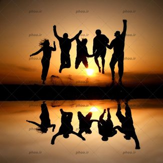 عکس با کیفیت خانواده شاد در کنار دریاچه