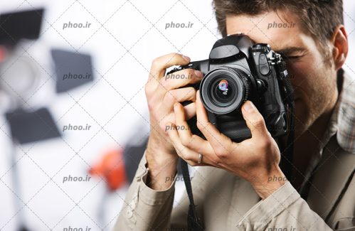 عکس مرد عکاس با دوربین عکاسی در حال عکس گرفتن