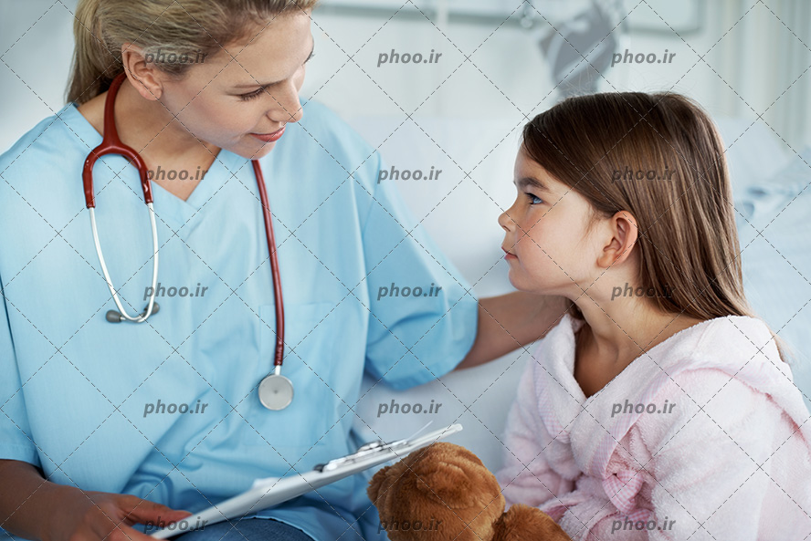 عکس پزشک و دکتر زن با روپوش آبی و گوشی پزشکی و درحال صحبت با بیمار در بیمارستان