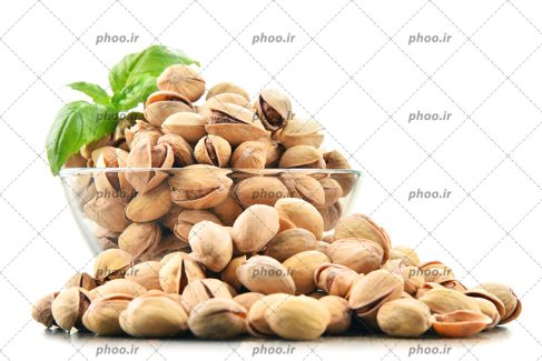 عکس پسته هایی دداخل کاسه شیشه ای و روی زمین در پس زمینه سفید