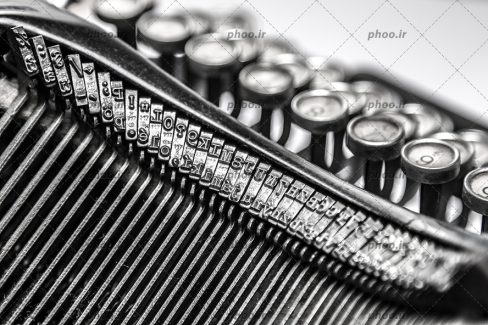 عکس ماشین تحریر قدیمی از نمای نزدیک