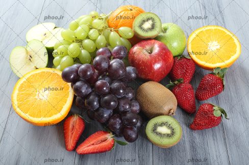 عکس میوه های رنگی و تازه در پس زمینه چوبی