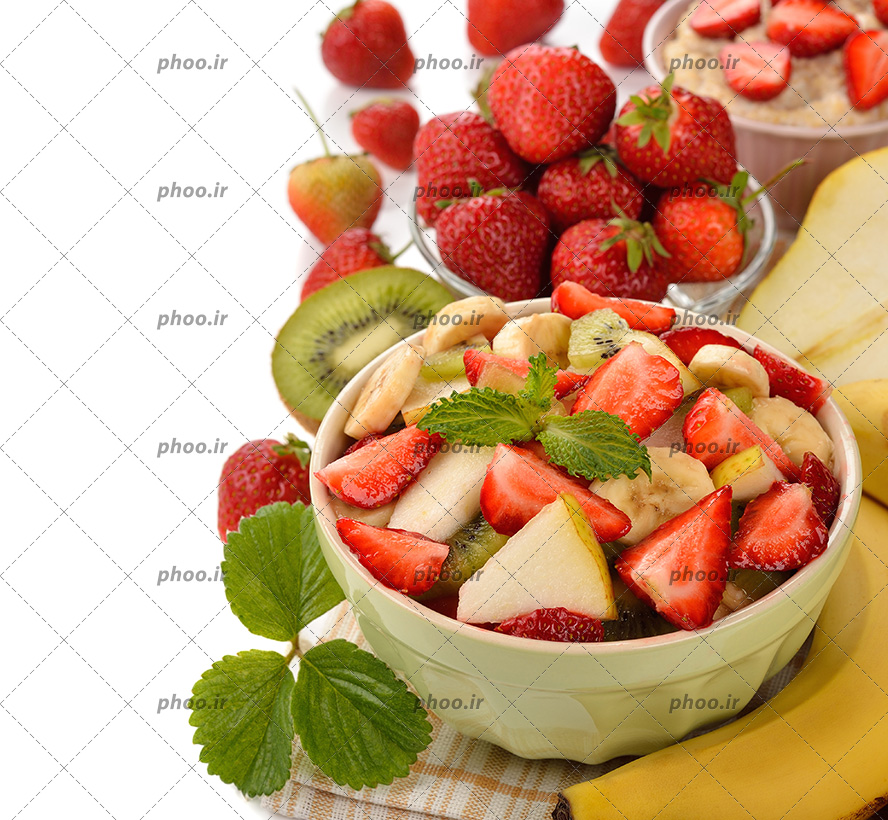 عکس کاسه ای از تکه های میوه و میوه هایی روی زمین