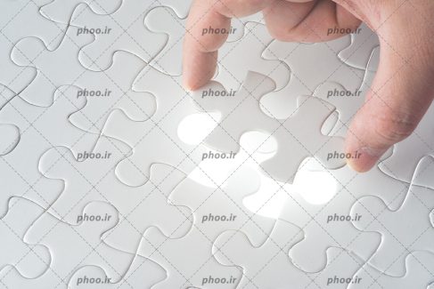 عکس با کیفیت گذاشتن قطعه ی آخر پازل سفید و تکمیل کردن آن