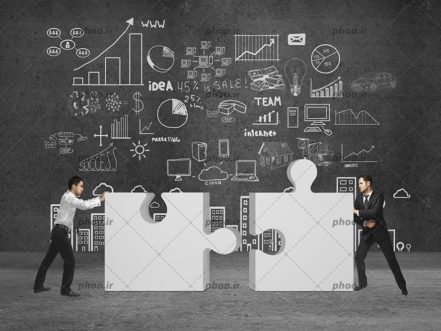 عکس با کیفیت دو مرد تاجر در حال تلاش برای قرار دادن دو پازل در کنار هم