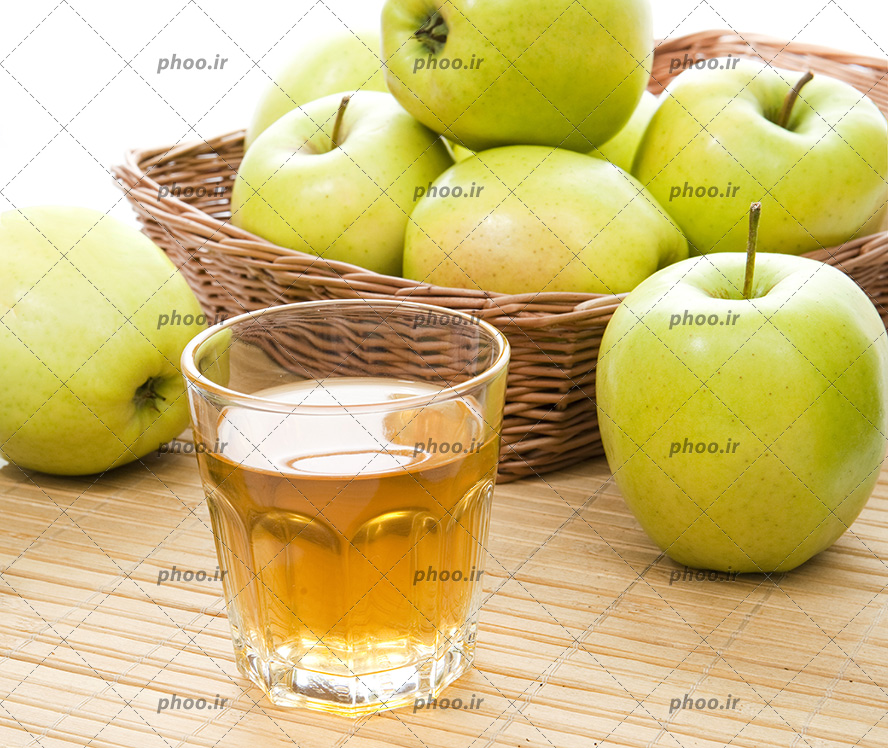 عکس زیبا سیب های سبز خوشمزه در سبد و آبمیوه سیب در استکان
