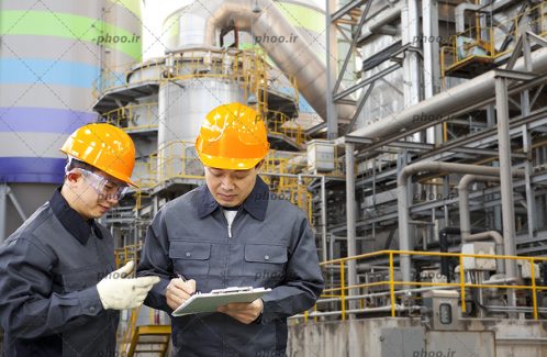 عکس زیبا مهندسان در حال صحبت کردن و با کاغذ مداد