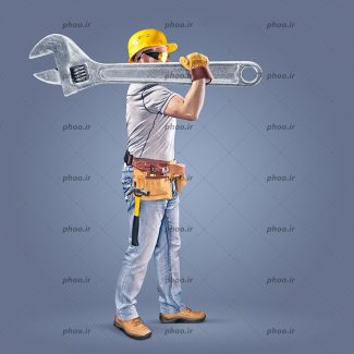 عکس زیبا نیم رخ کارگر ساختمانی با آچار بزرگ روی دست