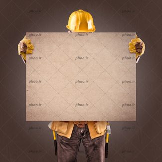 عکس زیبا کارگر ساختمان سرامیک به دست با چکش