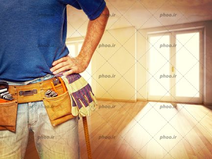 عکس زیبا کارگر ساختمانی با دستکش و ابزار به کمر