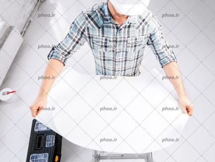 عکس زیبا مهندس ساختمان در حال کار و نقشه به دست