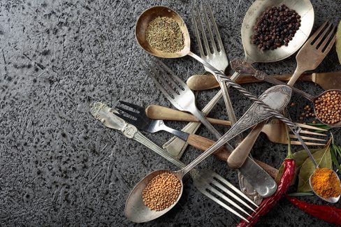 عکس ادویه های متفاوت در قاشق ها در پس زمینه خاکستری