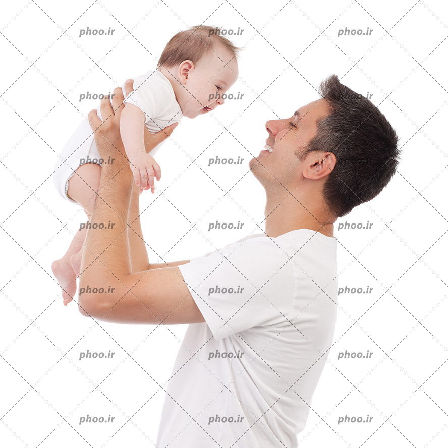 عکس با کیفیت پدر شاد در حال بازی با نوزاد بامزه در پس زمینه سفید