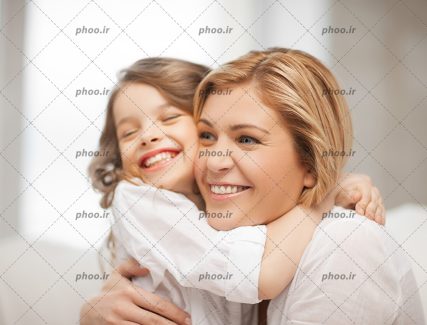 عکس با کیفیت دختر کوچولوی ناز مادر جوان را در آغوش می‌گیرد