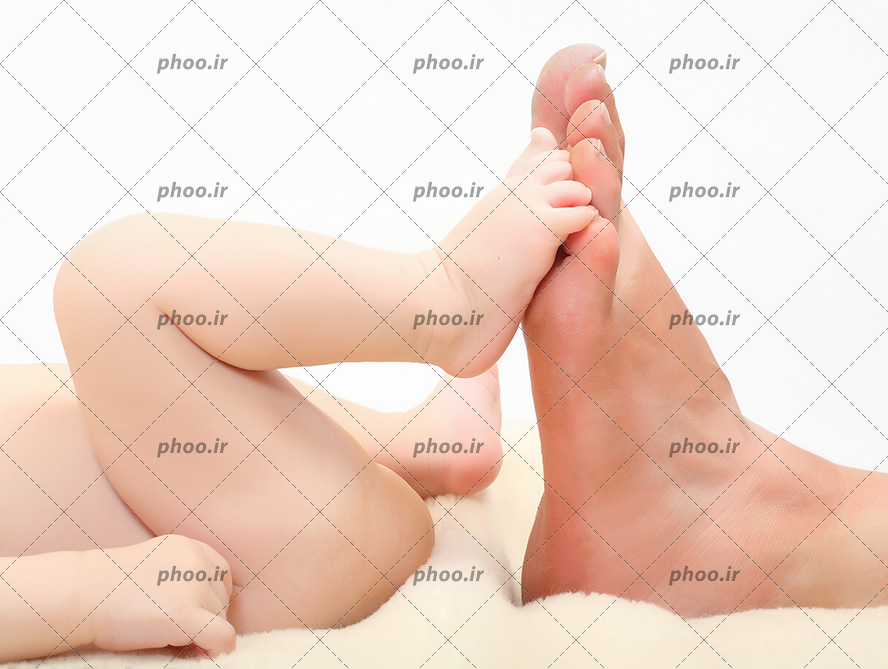 عکس با کیفیت پای کوچک نوزاد در مقابل پای پدر در پس زمینه سفید