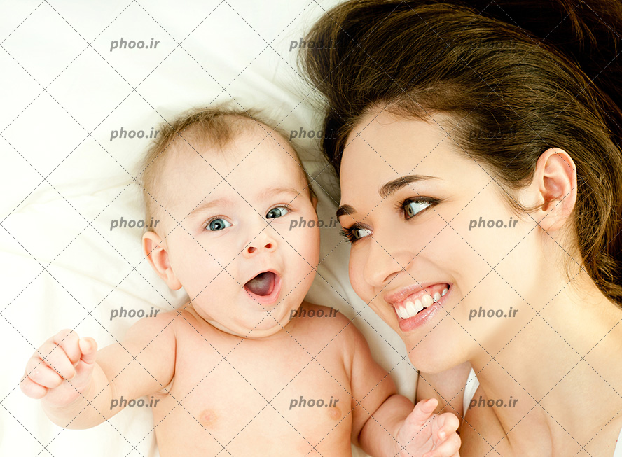عکس با کیفیت مادر زیبا در کنار کودک