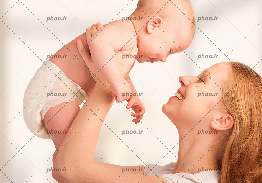عکس با کیفیت مادر شاد در حال بازی با کودک در پس زمینه سفید