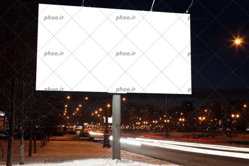 عکس تابلو بیلبورد در شب در مقابل لامپ های روشن شهر