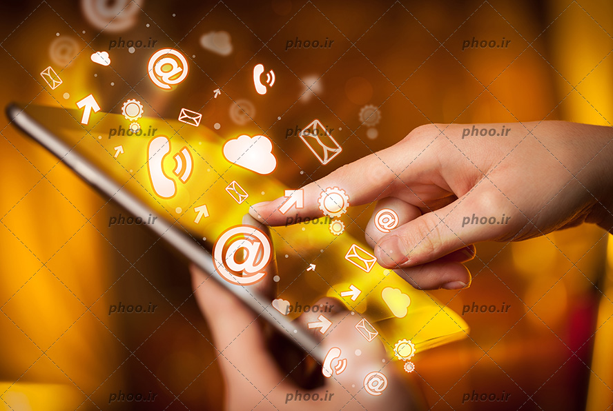 عکس دست خانم در حال لمس صفحه گوشی و نمایش آیکن های رسانه ای در پس زمینه نارنجی