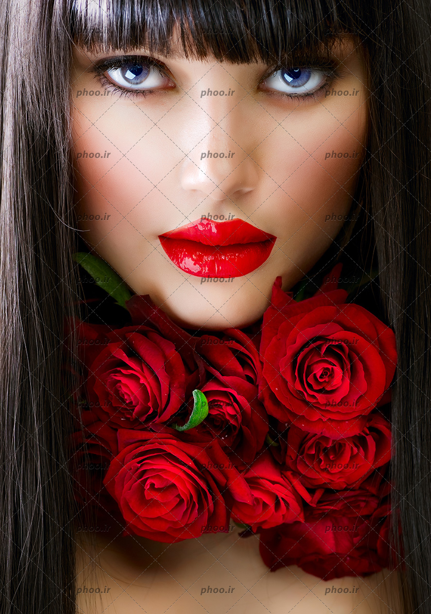 عکس دختر با چشم های طوسی و آرایش صورت و گل های سرخ
