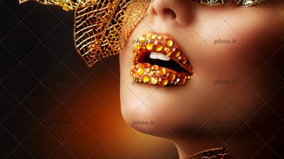 عکس خانم لوکس با آرایش طلایی و جواهرات