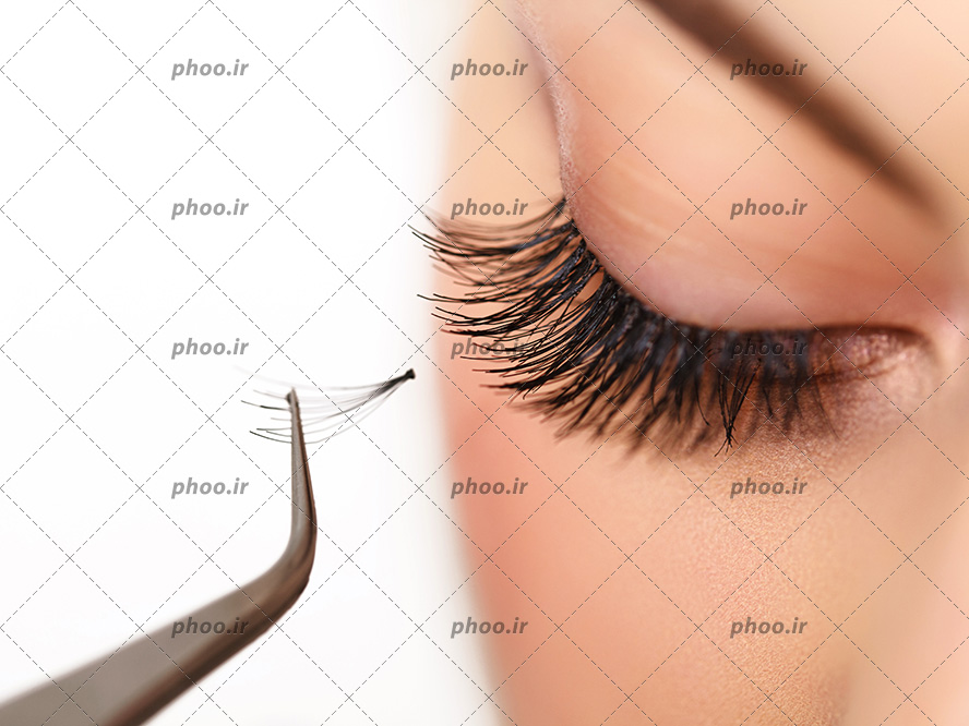 عکس خانم در حال کاشت مژه از نمای نزدیک