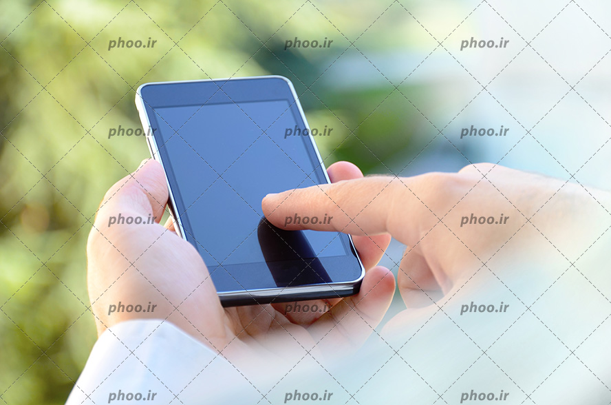 عکس کار کردن با گوشی اندروید از نمای نزدیک