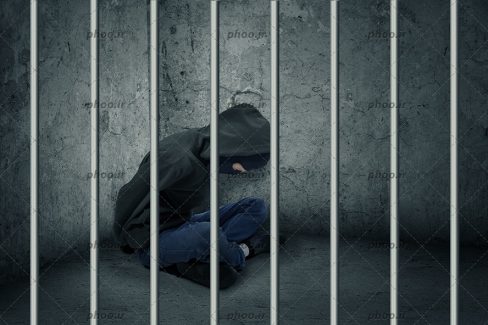 عکس مجرم در پشت میله های زندان