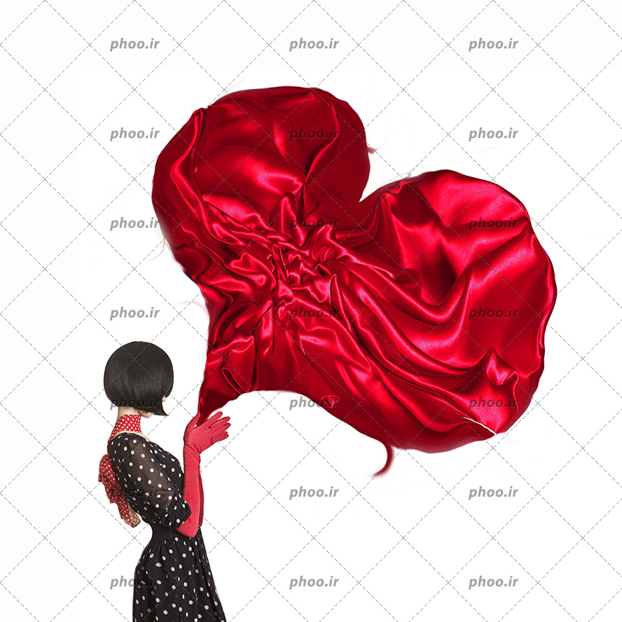 عکس با کیفیت خانم ایستاده با یک قلب بزرگ پارچه ای قرمز در دست