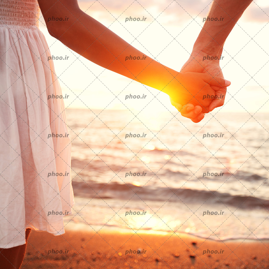 عکس با کیفیت دست های خانم و آقای گره خورده به هم