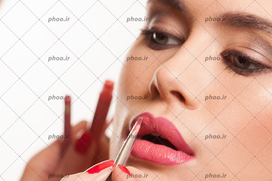 عکس دختر در حال آرایش لب با قلم مو آرایشی