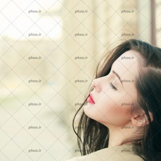 عکس خانم با مو های مشکی و آرای صورت در پس زمینه محو