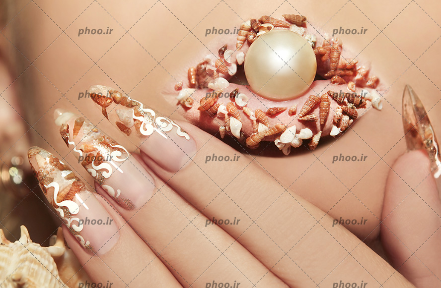 عکس طراحی با این پوسته دریا در داخل ناخن ها و لب با مروارید بر روی صورت یک زن