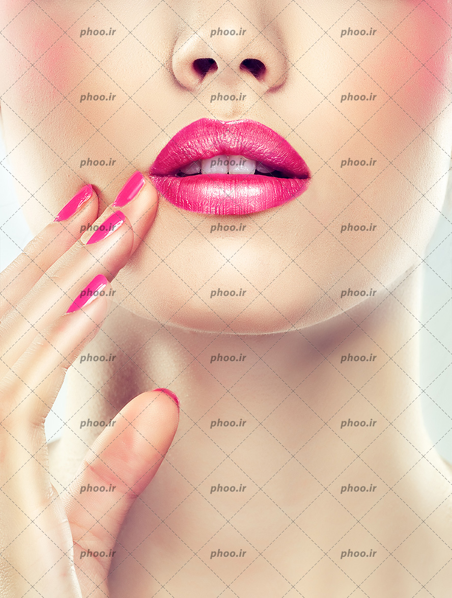 عکس آرایش لب و مانیکور به رنگ صورتی