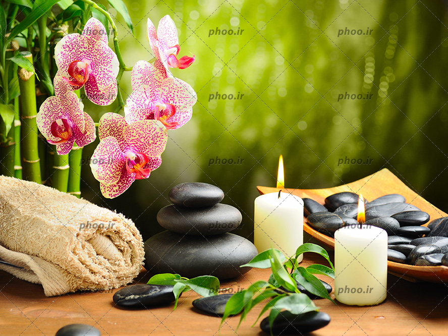 عکس لوازم ماساژ در پس زمینه سبز