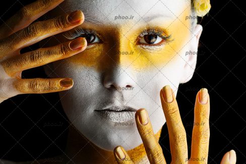 عکس پرتره زن هنری نقاشی با رنگ های سفید و برنز روی پس زمینه سیاه