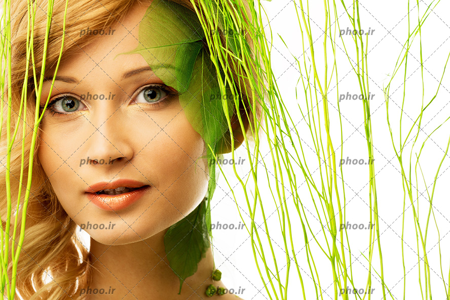 عکس زن جوان زیبا با چشم های طوسی و آرایش در لباس بهاری