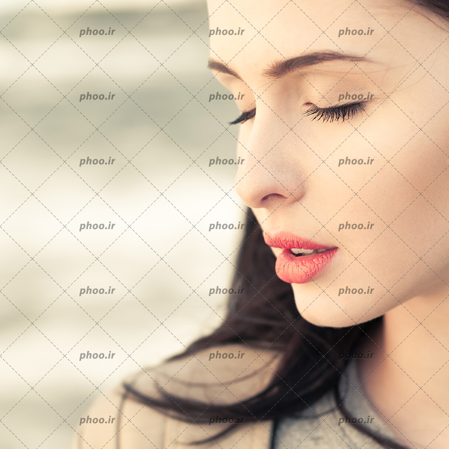 عکس خانم زیبا با چشم های بسته و آرایش سبک صورت در پس زمینه سفید