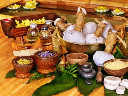 عکس مجموعه ای از لوازم اسپا در پس زمینه چوبی