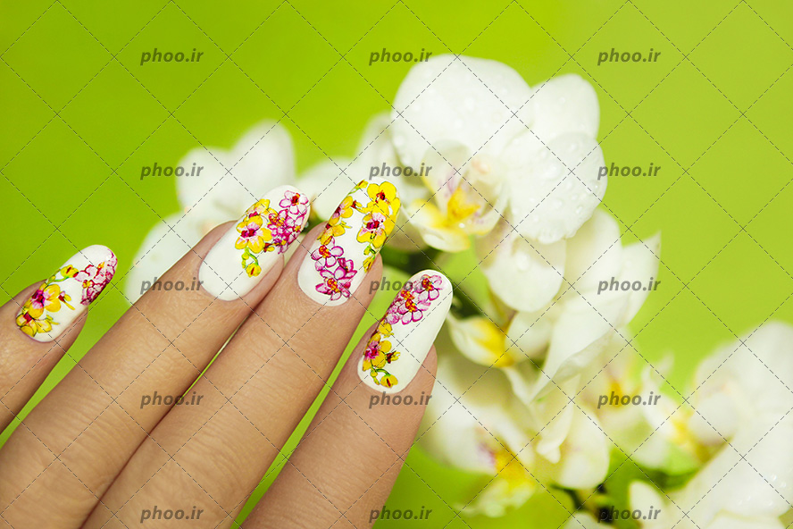 عکس مانیکور به رنگ سفید و طراحی گل روی آن