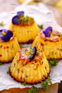 عکس کیک با تزئین گل بنفش روی آن