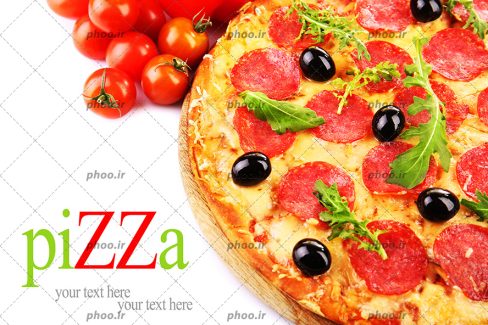عکس پیتزا با مخلفات روی آن در کنار گوجه و نوشته انگلیسی(pizza) در پس زمینه سفید